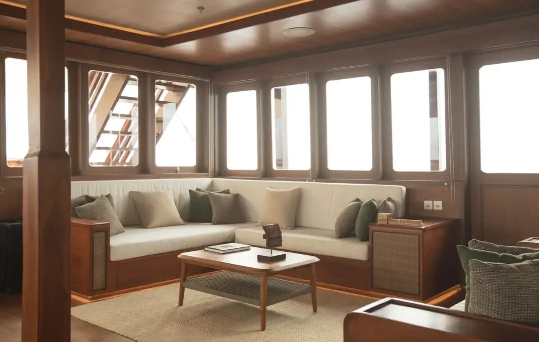 Indoor Lounge & Entertainment
